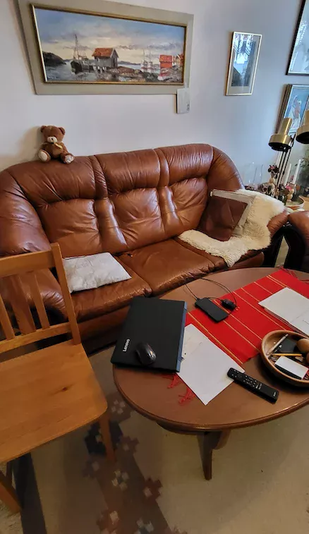 dödsbo med soffa, andra möbler och tillhörigheter