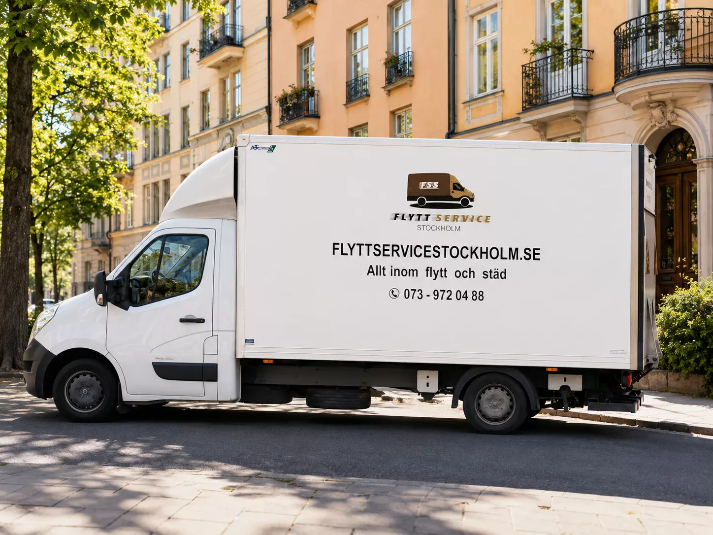 Flyttfirma i Stockholm med flyttbil för bohagsflytt och flyttstädning