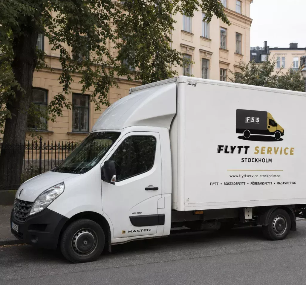 Flyttfirma i Stockholm med flyttbil parkerad på gata i innerstan