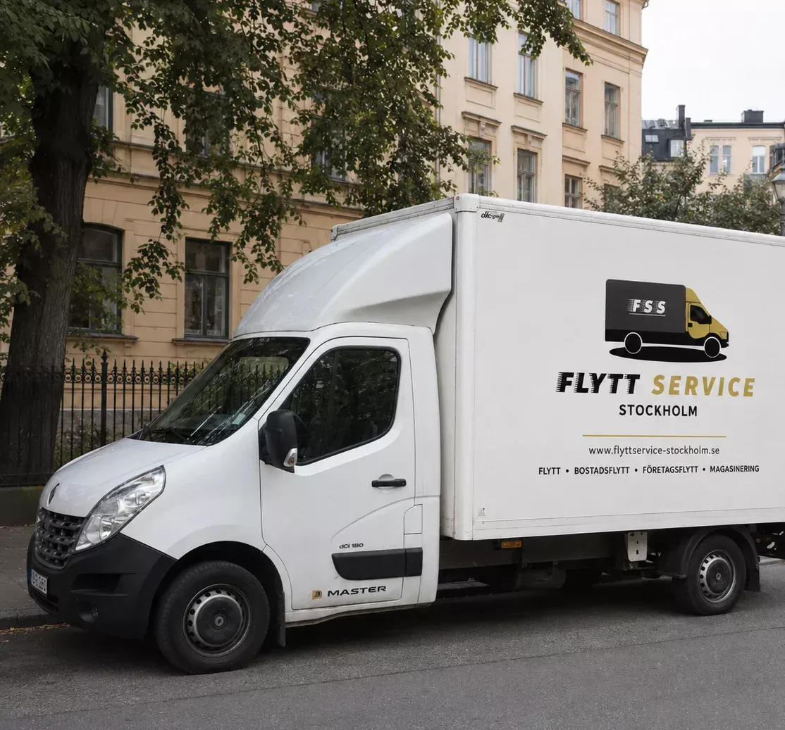 Flyttfirma i Stockholm med flyttbil parkerad på gata i innerstan