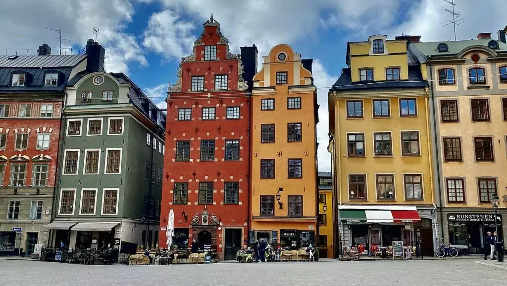 Färgglada historiska fasader på Stortorget i Gamla Stan, Stockholm